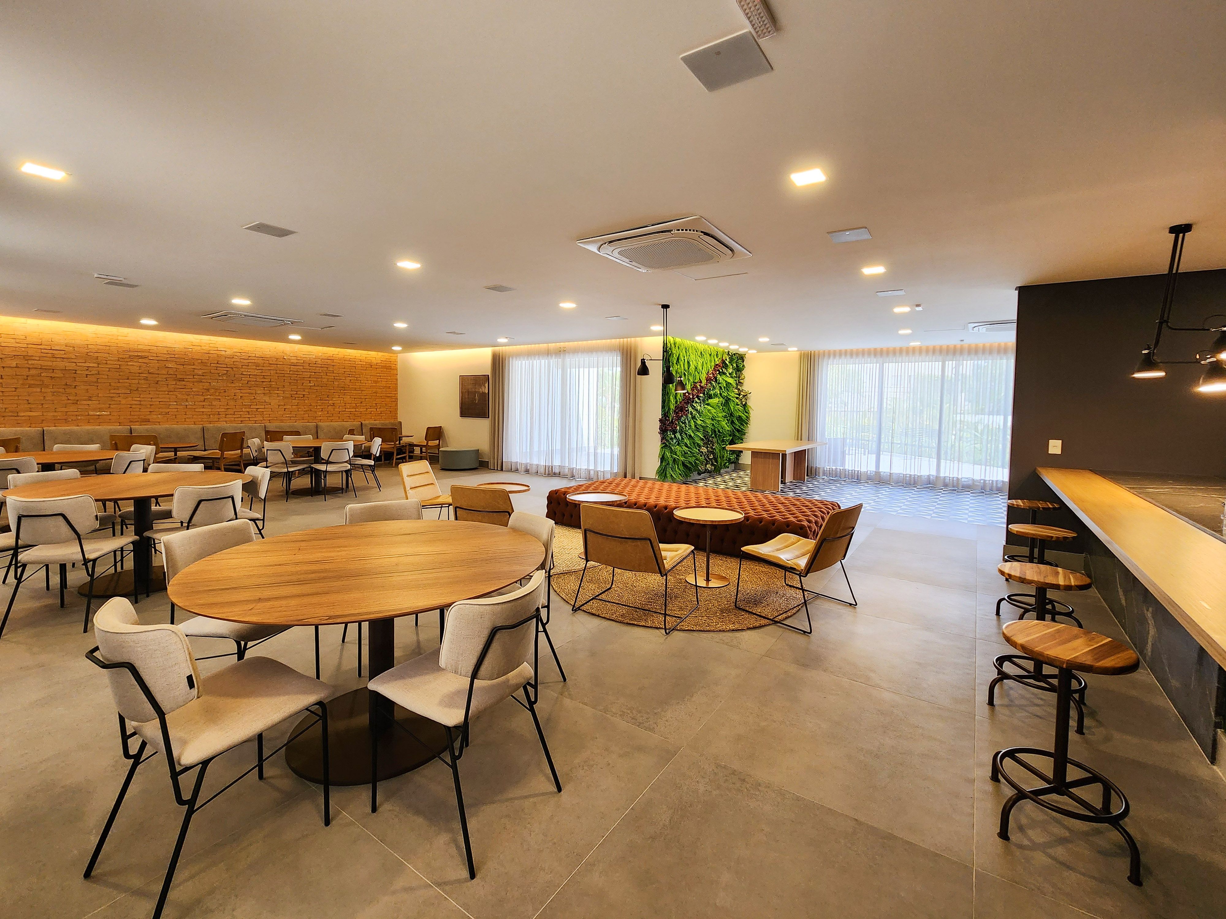 Salão de festas no condomínio: comodidade para se reunir com amigos e familiares